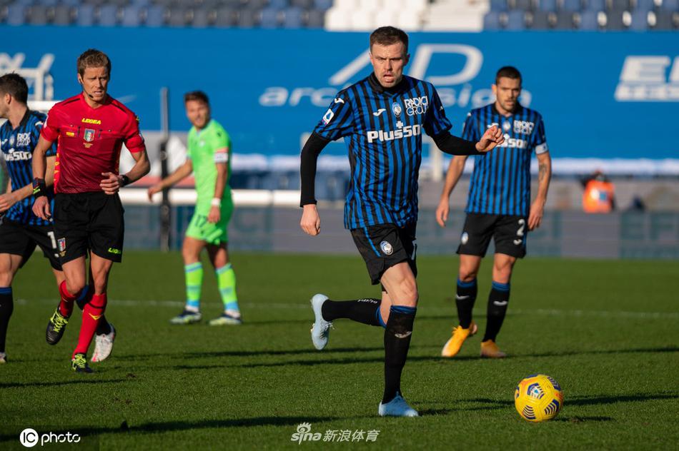 拉齐奥球员科雷亚带球高速突破，他的身前是一片开阔地，亚特兰大防守球员在他身后奋力追赶却只能望尘莫及