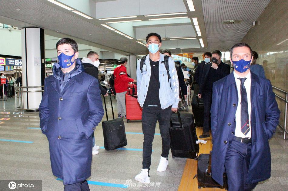 年轻的雷诺兹身背黑色双肩包，面带腼腆而充满憧憬的微笑，他的身影刚刚出现在罗马机场，仿佛一位即将书写新篇章的少年，眼神中闪烁着对未知挑战的渴望。