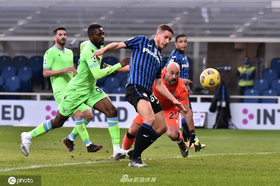 拉齐奥前锋因莫比莱在禁区内高高跃起，与亚特兰大后卫争抢头球，他眼神坚毅，展现了意甲顶级射手的力量与决心