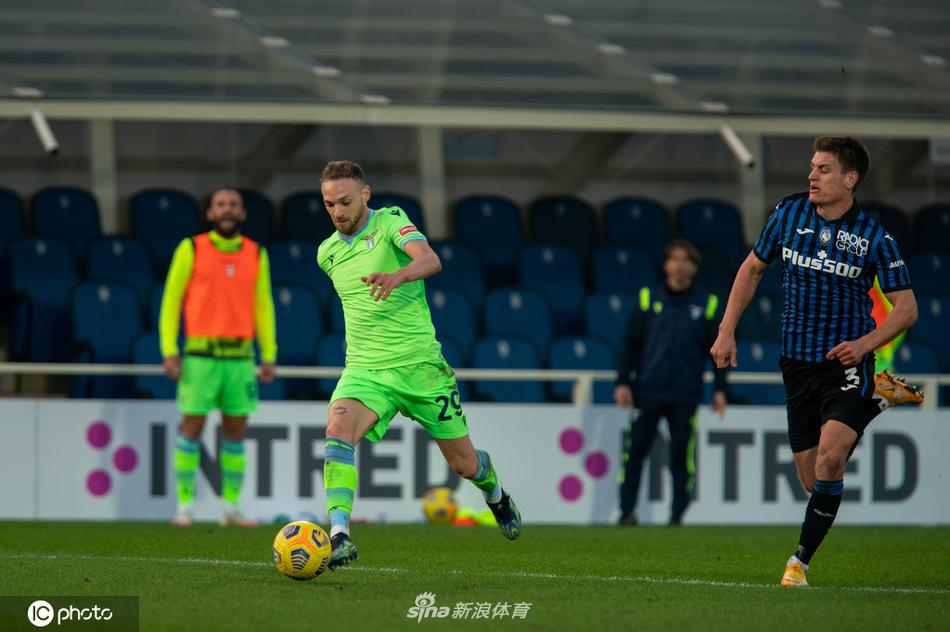 比赛结束后，拉齐奥球员们聚集在场地中央，他们肩并肩围成一圈，共同庆祝这场来之不易的客场胜利，团队气氛热烈