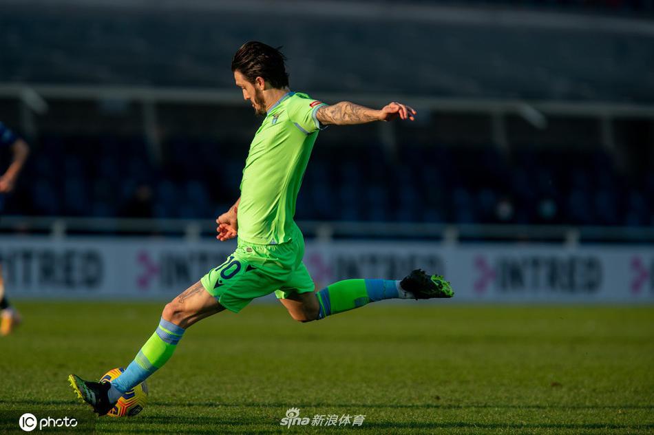 拉齐奥替补前锋穆里奇推射空门得分后转身狂奔，他的脸上写满了兴奋与难以置信，队友们纷纷冲向他一起庆祝这个锁定胜局的进球