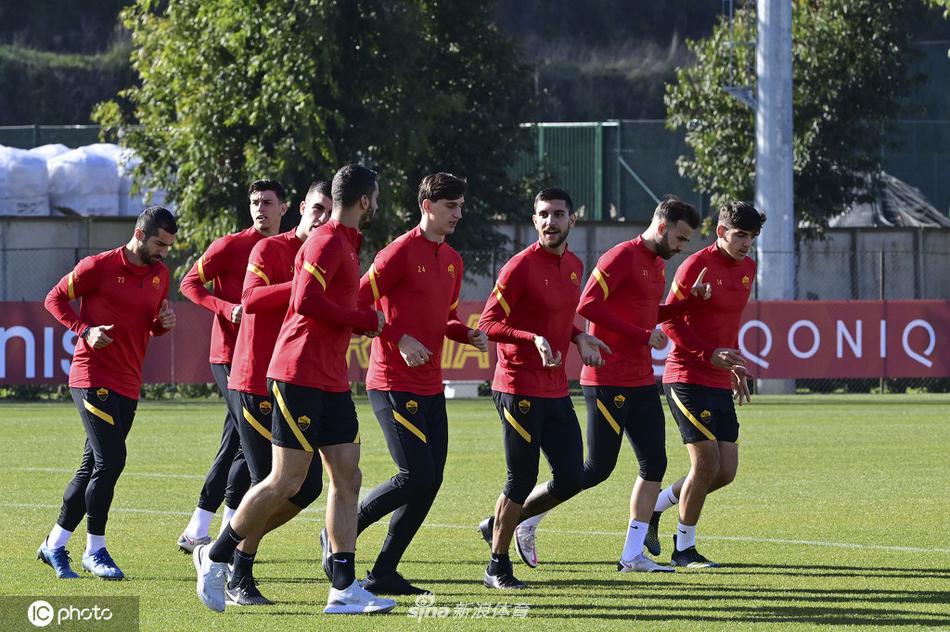 后卫詹卢卡·曼奇尼高高跃起，在队友的干扰下依然牢牢控制住第一落点，坚毅的表情写满了捍卫禁区的决心