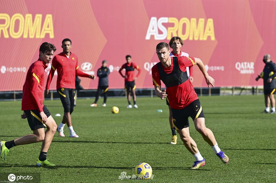 队长哲科在寒风中咬牙完成冲刺，他专注的眼神仿佛要穿透球网，誓要用进球终结连场不胜的尴尬