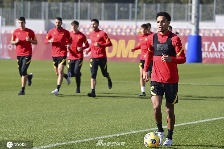 球员们围成一圈互相鼓劲，蓝色的训练背心在阳光下格外耀眼，团结一心的氛围弥漫在特里戈里亚基地的空气中