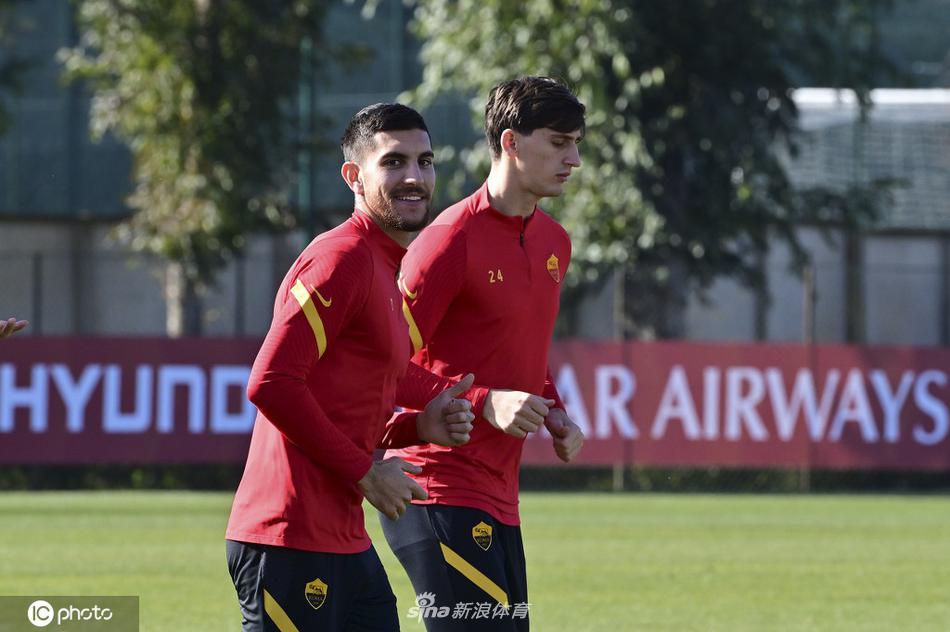 中场核心洛伦佐·佩莱格里尼正精准地将球传给队友，他优雅的盘带和开阔的视野，是红狼军团撕破斑马军团防线的希望所在