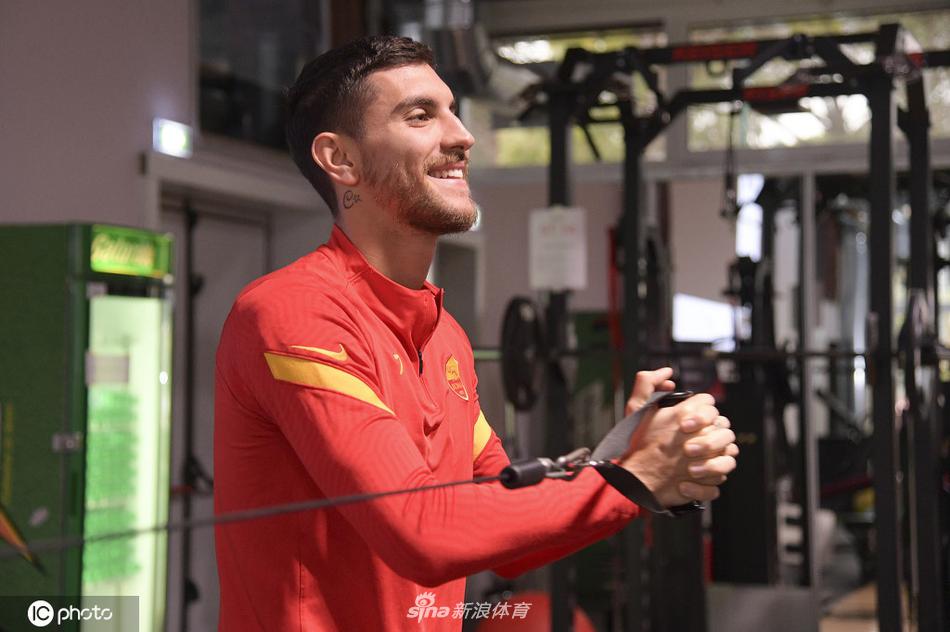 镜头捕捉到马约拉尔轻松的笑容，他在训练间隙与队友谈笑风生，近期的进球荒反而衬托出他此刻的放松心态。