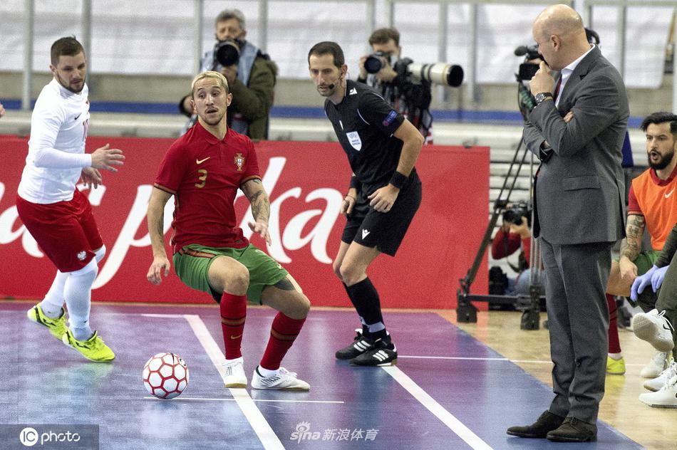 比赛结束后，葡萄牙队球员们互相搭着肩膀，围成一圈庆祝这场关键的客场胜利，他们的脸上洋溢着自信与喜悦。