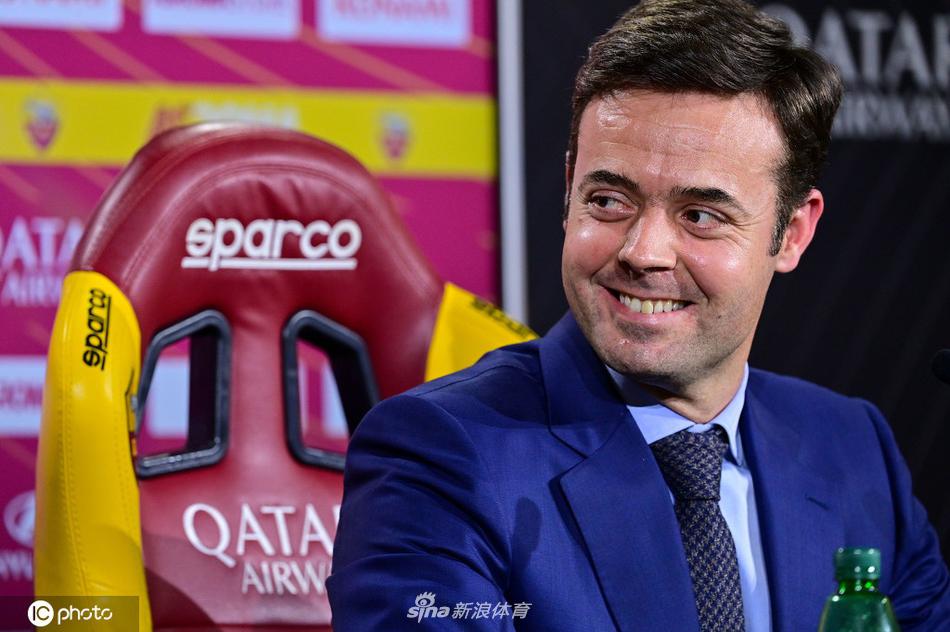 发布会上，平托习惯性地用手势加强语气，他正详细阐述俱乐部未来的建队理念，眼神中闪烁着构建新秩序的智慧光芒，这场发布会成为了他罗马生涯的重要转折点。