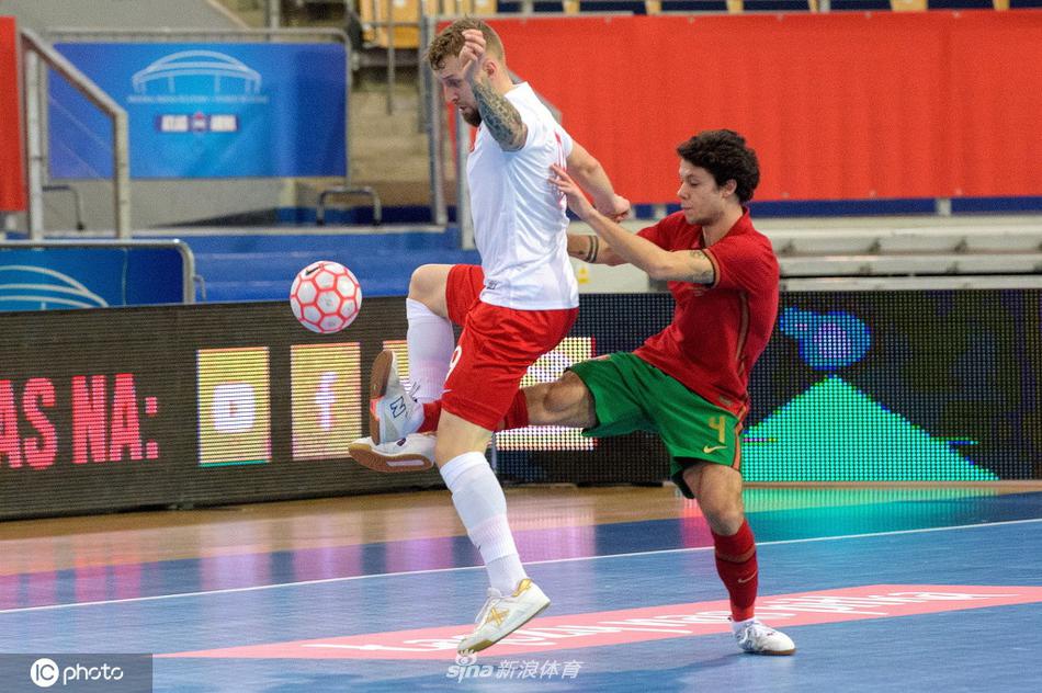 葡萄牙队门将出击拦截，他眼神坚毅，准确预判了来球路线，抢在波兰队前锋之前将球牢牢控制在自己手中。