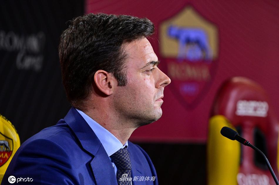 平托在发布会现场低头翻阅资料，眉宇间流露出沉思之色，桌上的麦克风静静记录着他对罗马未来的每一个规划，这一刻的专注定格成了俱乐部重建路上的经典瞬间。