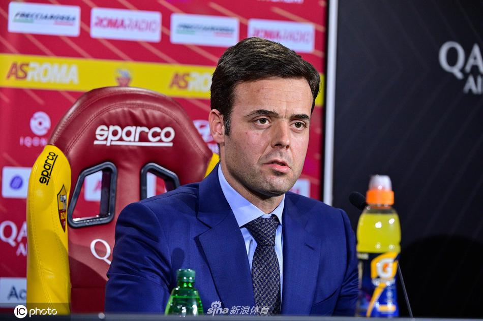 发布会结束后，平托起身准备离场，嘴角带着一丝不易察觉的微笑，似乎对答记者问的表现感到满意，迈出的步伐稳健而有力，象征着罗马新时代的坚定起步。