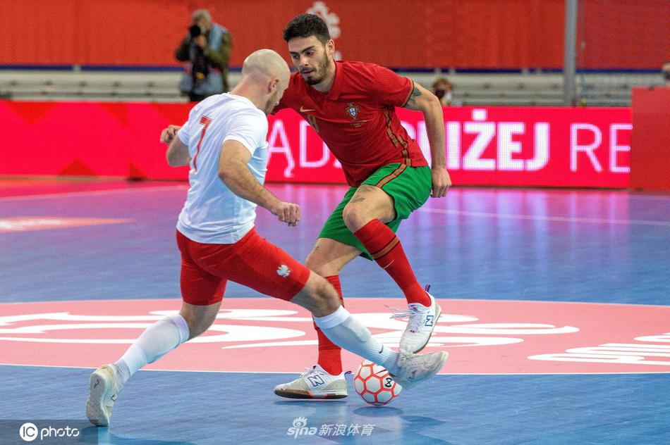 进球后的葡萄牙球员难掩兴奋之情，他张开双臂激情奔跑庆祝，身旁的队友们也迅速围拢过来，分享这打破僵局的喜悦。