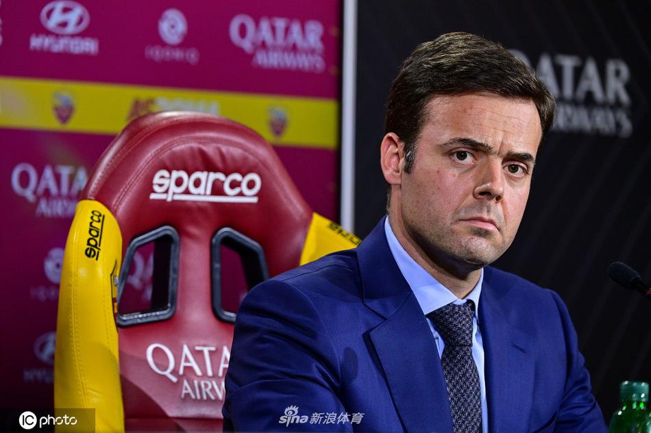 发布厅全景，平托独自端坐在印满罗马俱乐部标志的背景板前，空旷的会场仿佛映衬出他肩头重建球队的重任，而他那坚毅的姿态又给人以信心与希望。