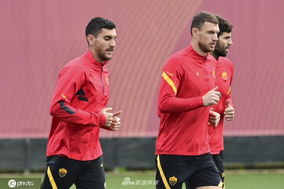 哲科在训练中目光如炬，抢圈游戏中每一次触球都仿佛在向主帅宣告自己的核心地位，背后的队友们神情各异，暗流涌动。