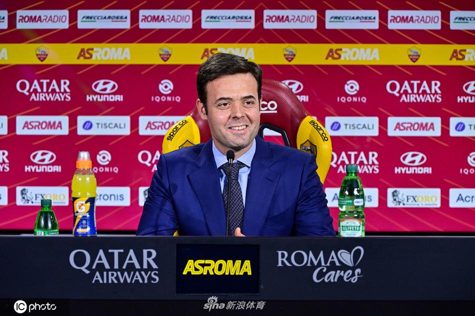 罗马新总经理蒂亚戈-平托首次出席新闻发布会，他神情专注而坚定，目光如炬地注视着前方，身后的罗马队徽在灯光下熠熠生辉，仿佛预示着一段全新航程的开启。