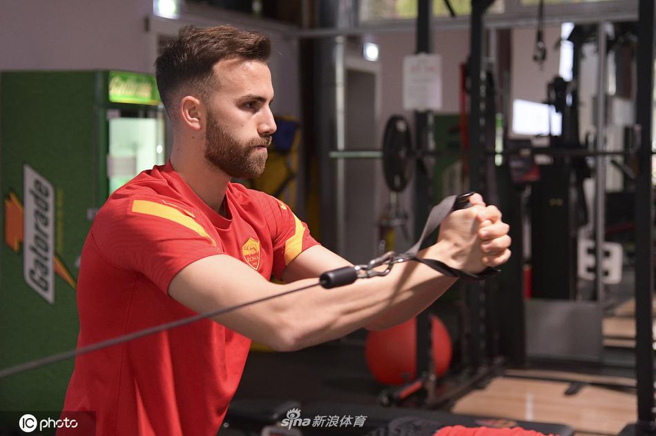 克里斯坦特在训练中高声呼喊指挥防线，即将戴上队长袖标的他，眼神中多了一份领袖的坚毅与责任感。