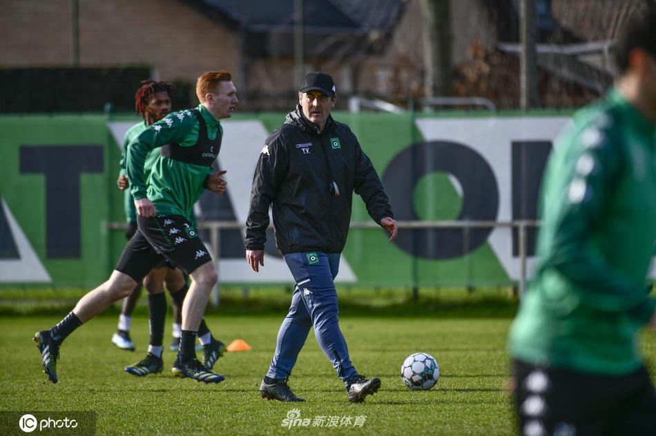 远景之下，整个训练场的全景一览无余，球员们整齐列队，新帅范德海格正站在队伍中央，为即将到来的比赛布置最后的战术。