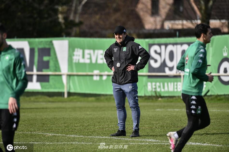 球员们在范德海格的指导下进行高强度的分组对抗，场上拼抢激烈，每个人都全力以赴，希望在新帅面前留下好印象。