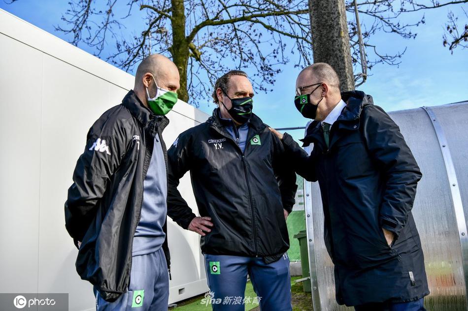 训练场一隅，一名球员在教练组的注视下进行个人技术练习，专注的神情预示着球队新气象的开启。