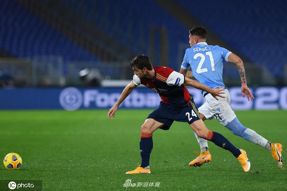 比赛结束哨响一刻，拉齐奥球员与教练组在场上共同庆祝这来之不易的六连胜