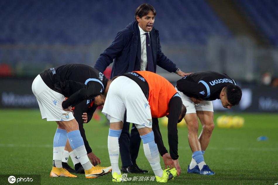 拉齐奥门将雷纳在压力下稳稳抱住皮球，眼神坚毅地指挥着身前的防线