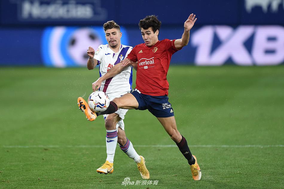 终场哨响，奥萨苏纳球员如释重负，他们互相击掌庆祝这场来之不易的胜利，而埃瓦尔球员则落寞地站在一旁，对比鲜明地定格了足球世界的悲喜两重天。