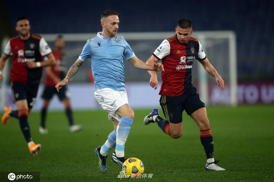 卡利亚里球员南德斯面露沮丧，叉腰低头，与欢庆的拉齐奥球员形成鲜明对比