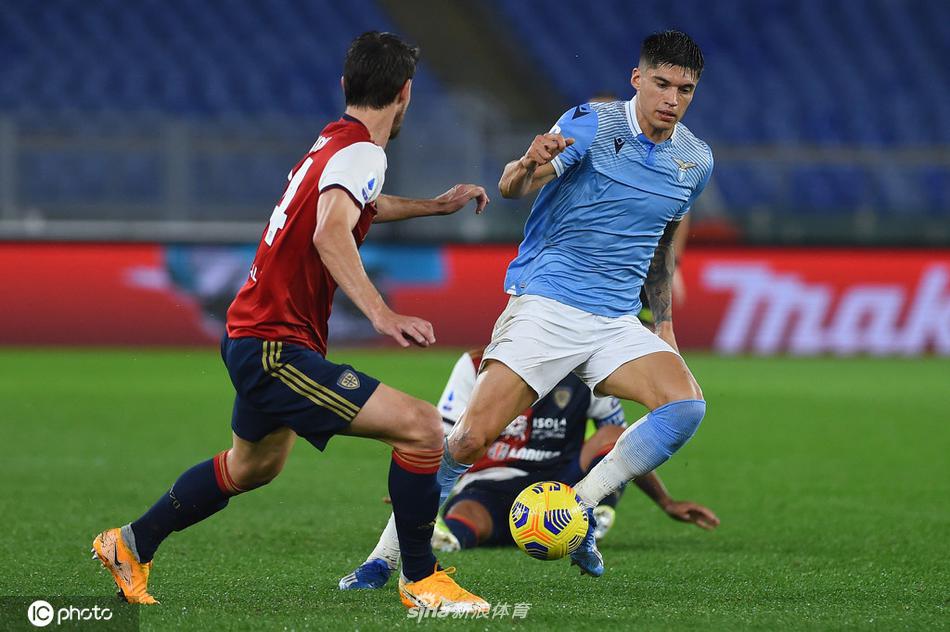 进球后因莫比莱激情滑跪庆祝，身后是蜂拥而至的队友和沸腾的球迷看台