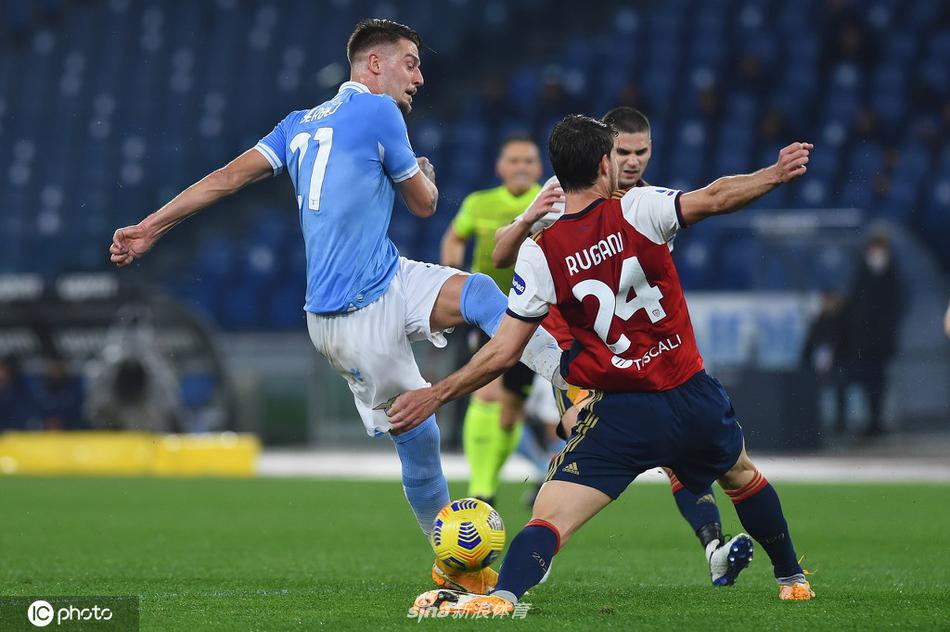 米林科维奇奋力头球摆渡，助攻队友瞬间，展现了其强大的空中统治力