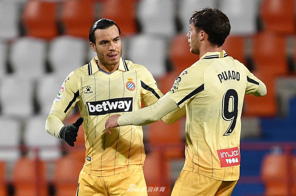 替补席上的武磊身披保暖外套，神情专注地望向球场，眼神中充满了对登场机会的渴望，然而直到比赛结束他也没能等来主教练的召唤