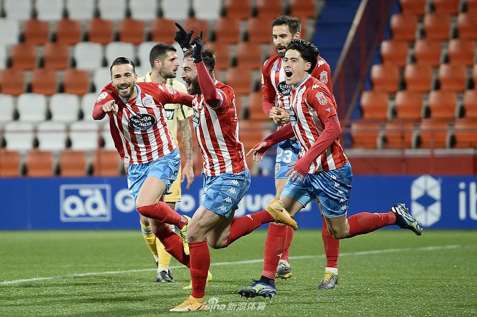 西班牙人队获得前场定位球机会，禁区内多名球员高高跃起争抢头球，德托马斯、大卫·洛佩斯和卡夫雷拉等人组成一道蓝色的人墙，画面充满了紧张的对战气氛