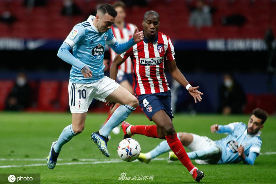 米纳头球破门的瞬间，他高高跃起，力压马竞后卫，皮球飞向球门的轨迹清晰可见，背景是奥布拉克无奈的扑救。