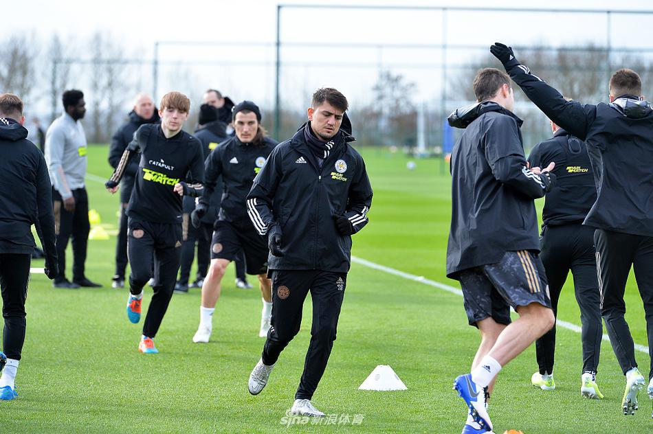 高大的中后卫韦斯特高在训练中全神贯注，他冷静地控下皮球，身后的草皮映衬出备战日的宁静与专注