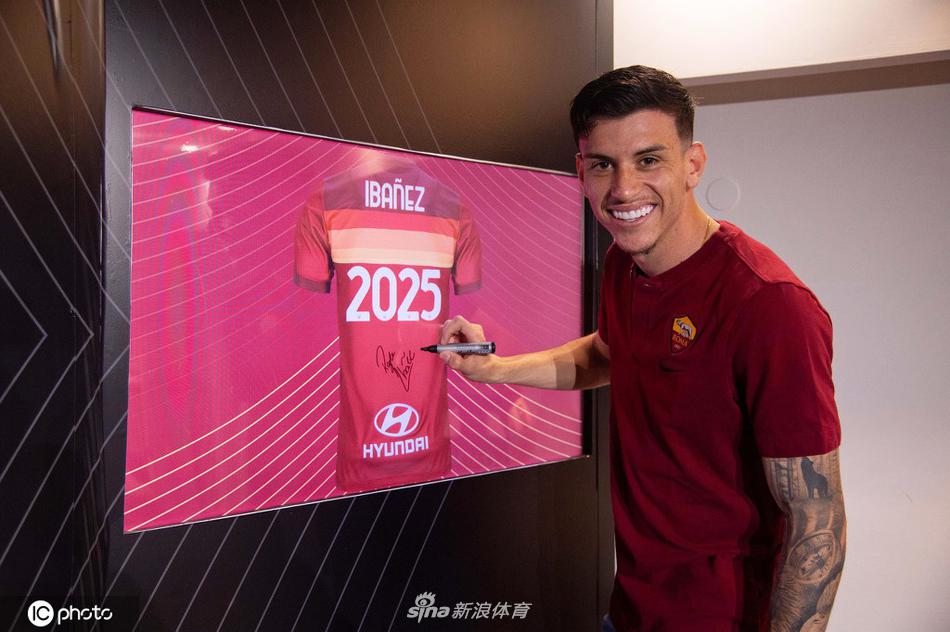 罗马总经理平托与伊巴涅斯在签约台上相视而笑，手中的合同象征着俱乐部对这位巴西新星的殷切期望。