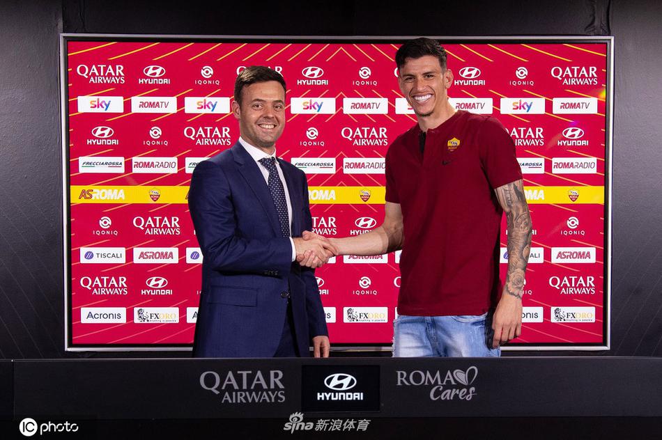 伊巴涅斯握拳庆祝续约完成，年轻的脸上洋溢着自信的微笑，身后的训练场见证了他的汗水与成长。