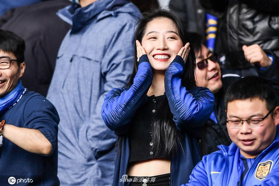 中超看台上，几位靓丽的女球迷手持围巾，眼中闪烁着对足球的热爱，她们灿烂的笑容成为赛场边最动人的画面。