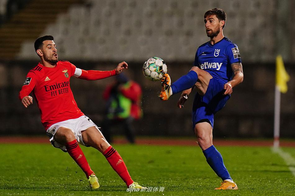 本菲卡球员在客场球迷看台前激情庆祝胜利，他们紧握双拳，脸上洋溢着战胜对手后的喜悦与自豪