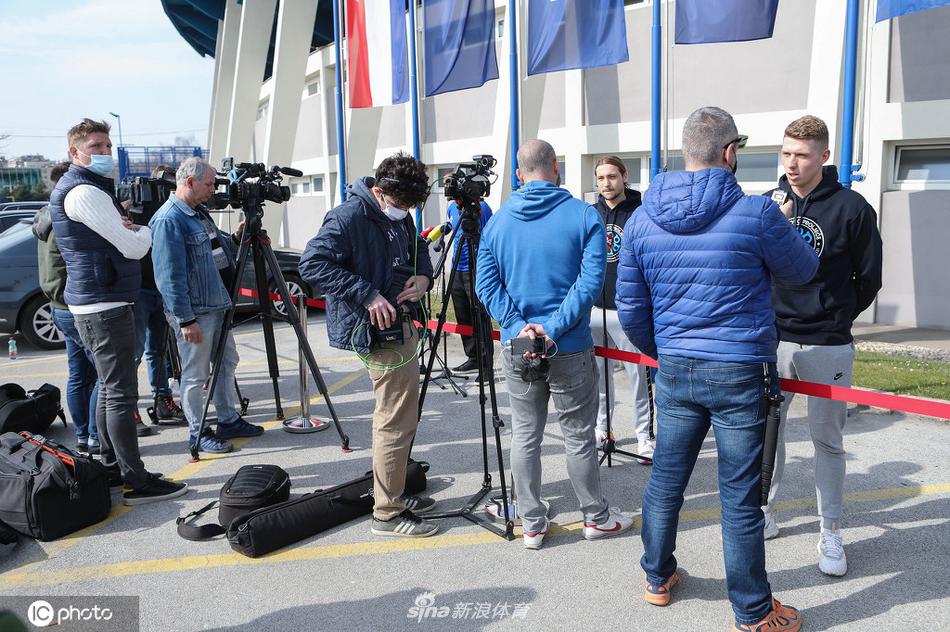 训练间隙轻松互动，张弛有度间暗藏逆转英超豪门的巨大能量