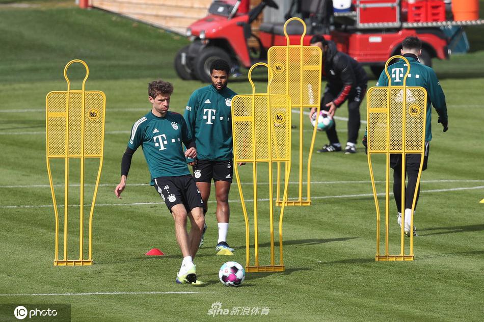 在慕尼黑午后阳光的沐浴下，拜仁球员们围成一圈进行着轻快的抢圈游戏，镜头捕捉到了汤玛斯·穆勒准备接球的瞬间，他眼神灵动，动作充满喜感，仿佛这不是一场训练，而是一场属于他的足球派对。