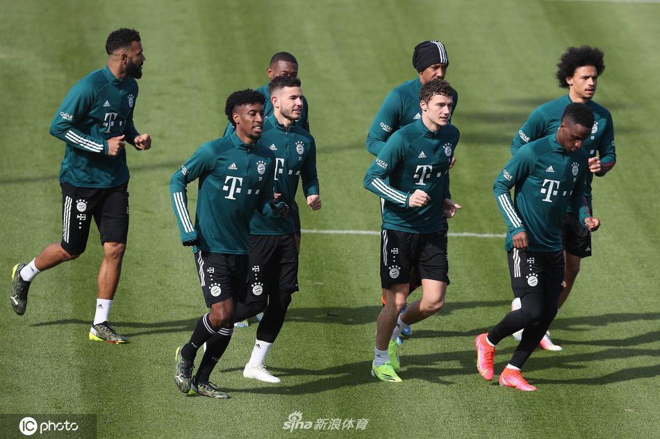 夕阳的余晖洒在安联球场外的训练场上，拜仁全队围成一个圆圈进行最后的拉伸放松，主教练弗里克站在圆心指挥，这幅画面如同一幅油画，象征着球队在赛季关键时刻的团结一心与严明纪律。