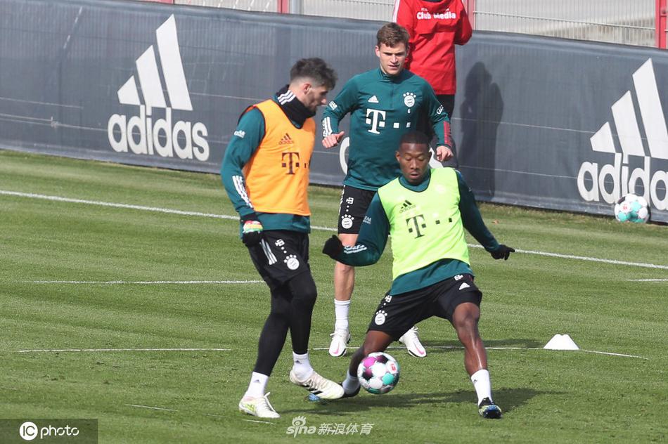 训练结束后，穆勒和基米希并没有立即离场，两人一边收拾着训练用的标志盘和背心，一边还在比划着交流刚才战术跑位中的细节，汗水浸湿了球衣，却浇不灭他们对完美战术的追求。