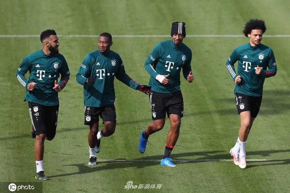 金斯利·科曼在边路高速带球突破，他的身形在阳光下拉出一道长长的影子，训练用的标志盘被他远远甩在身后，整个画面充满了速度与激情，仿佛下一秒他就要过掉防守队员送出致命传中。