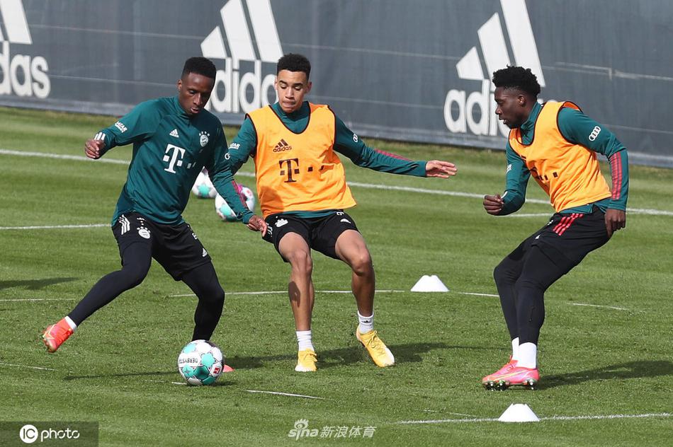 拜仁门将诺伊尔正在进行扑救训练，他飞身侧扑将球拒之门外，身体完全舒展开来，手臂肌肉线条在紧身衣下清晰可见，尽管只是训练，他依然展现出了世界顶级门将的统治力与专注度。