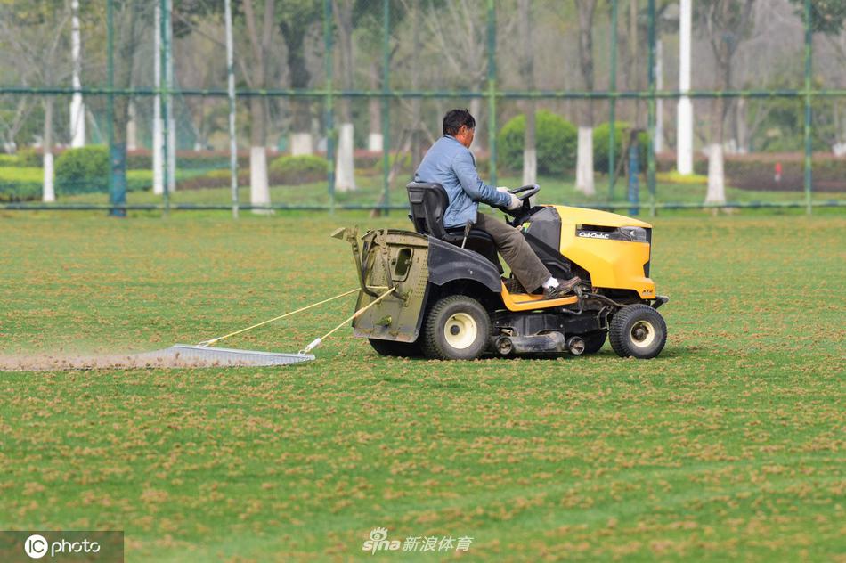 维持原判！字母哥突破对抗倒地被吹进攻犯规&雄鹿挑战失败