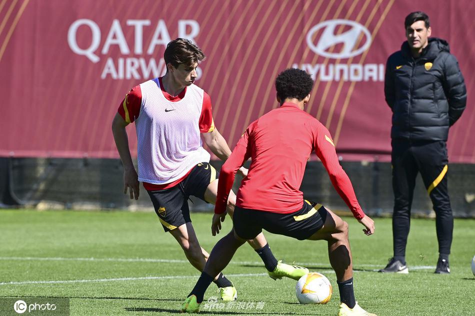 沙拉维高速带球突破，风将他球衣的下摆吹起，他的身后是几名试图追赶却只能望其项背的队友