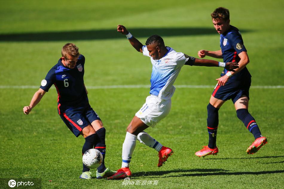 队长臂章在阳光下闪耀，他振臂高呼的瞬间点燃了替补席和看台上所有的热情