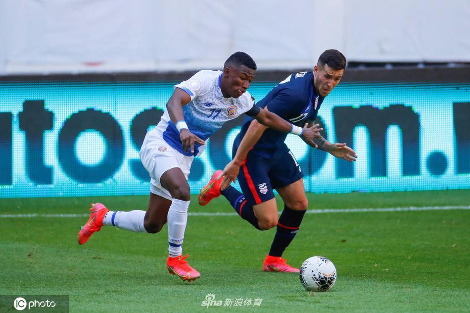 加勒比海盗的锋线尖刀强行突破，在三人包夹中依然试图完成最后一击