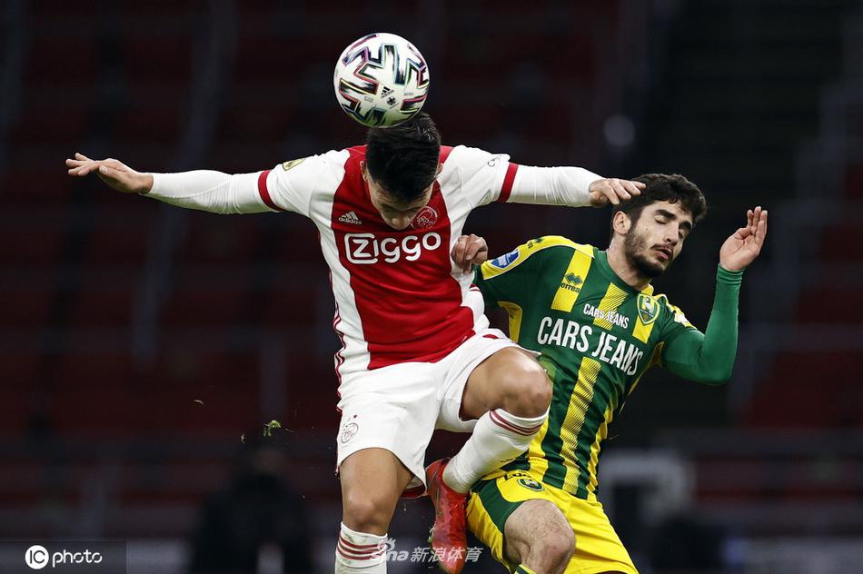 阿贾克斯球员赛后绕场一周感谢球迷，看台上旗帜飘扬，整个克鲁伊夫球场沉浸在欢乐的红色海洋中