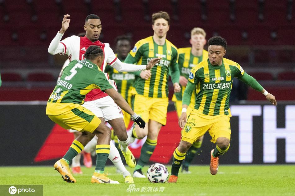 队长塔迪奇在禁区左侧拔脚怒射的瞬间，皮球如出膛炮弹般飞向球门，门将只能望球兴叹