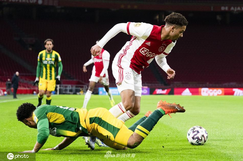 克拉森头球破门瞬间，他与队友内雷斯在边路完成精妙配合后，高高跃起将球砸入网窝